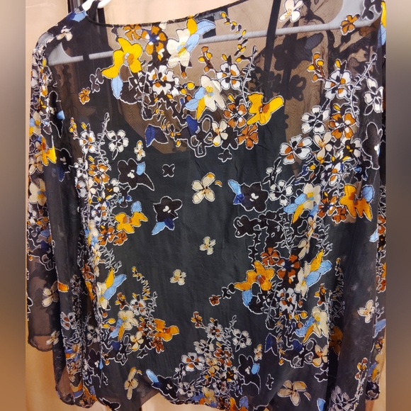 3 Beautiful Blouses - Picture 6 of 10